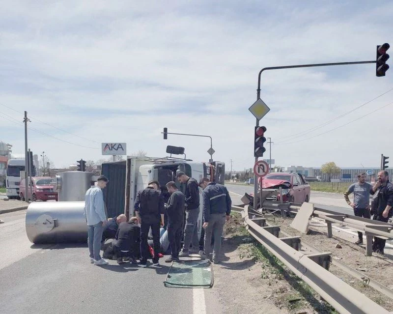 KIRMIZI IŞIK İHLALİNİN GETİRDİĞİ KAZA KAMERADA