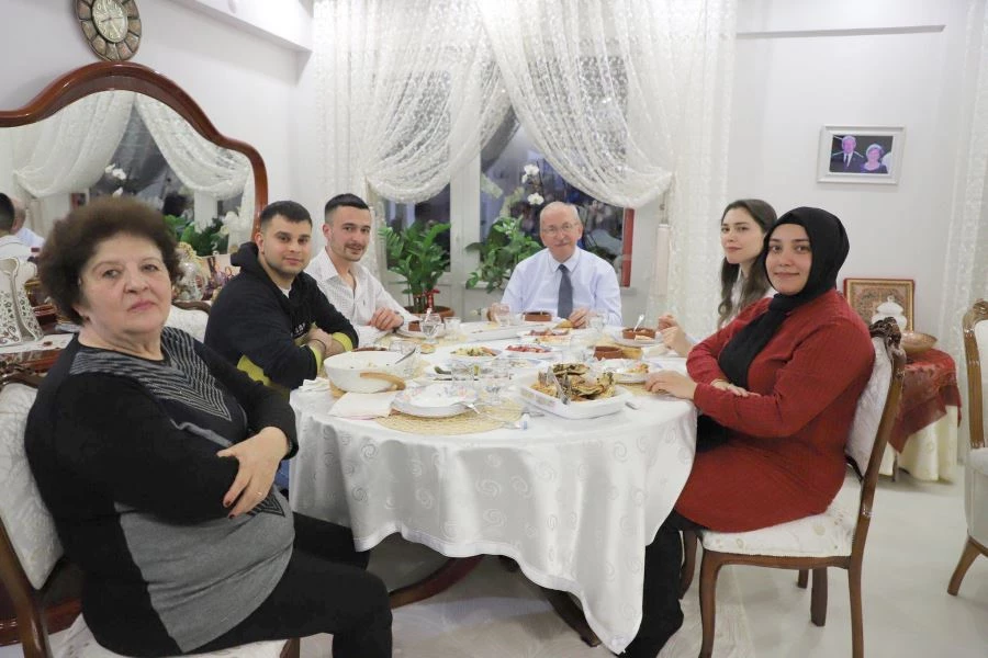 BAŞKAN KADİR ALBAYRAK GENÇLERE EVİNDE İFTAR VERDİ