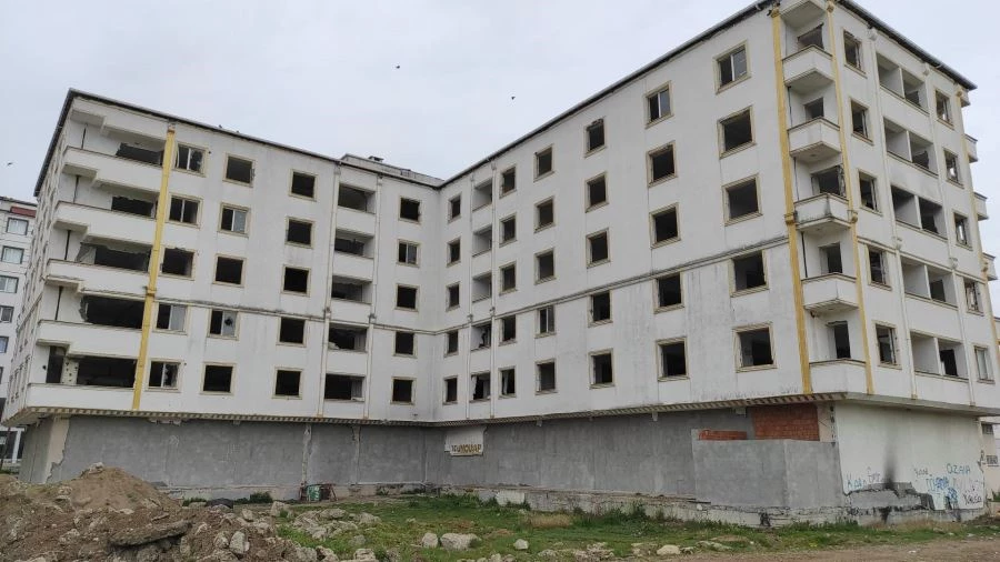TEKİRDAĞ’DA 50 DAİRELİK KORKU BİNASININ ETRAFI BETONLA KAPATILDI