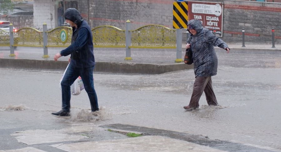 SAĞANAK YAĞIŞ ZOR ANLAR YAŞATTI