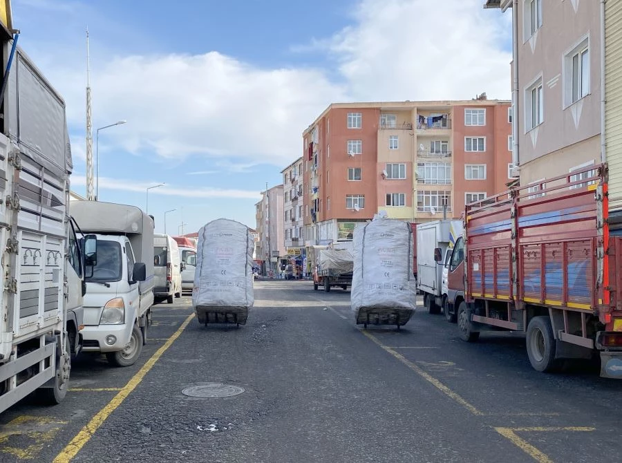 ÇEKÇEKLİ HIRSIZ, DÜKKAN ÖNÜNDEN DUBA İLE ÇÖP KOVASINI ÇALDI