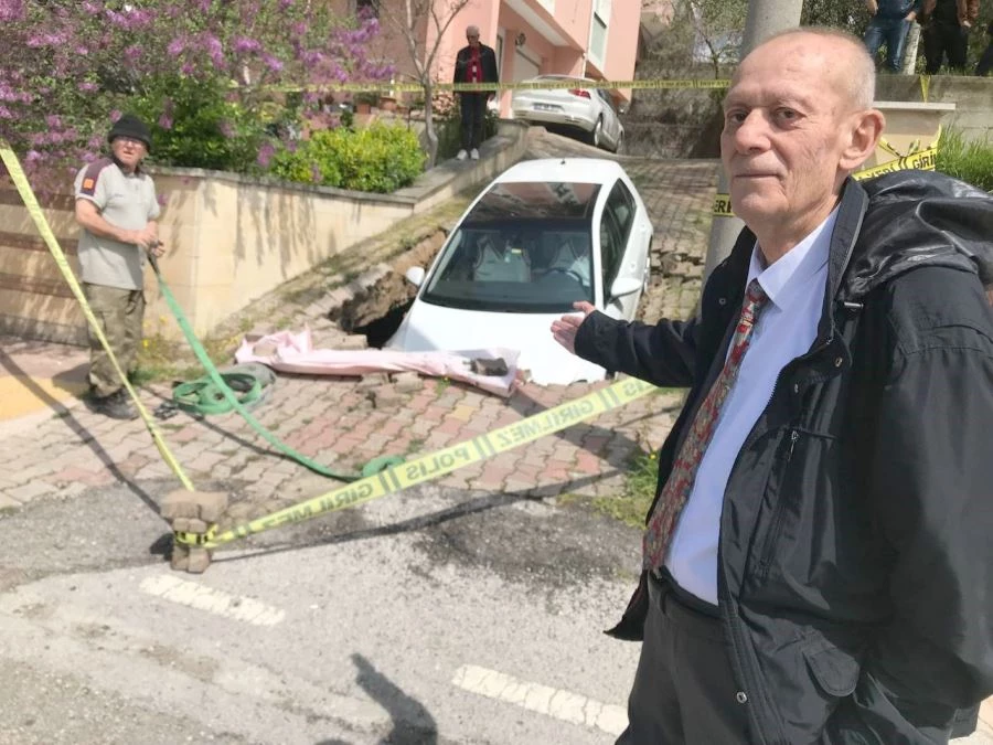 EDİRNE’DE YOL ÇÖKTÜ, OTOMOBİL OLUŞAN ÇUKURA DÜŞTÜ