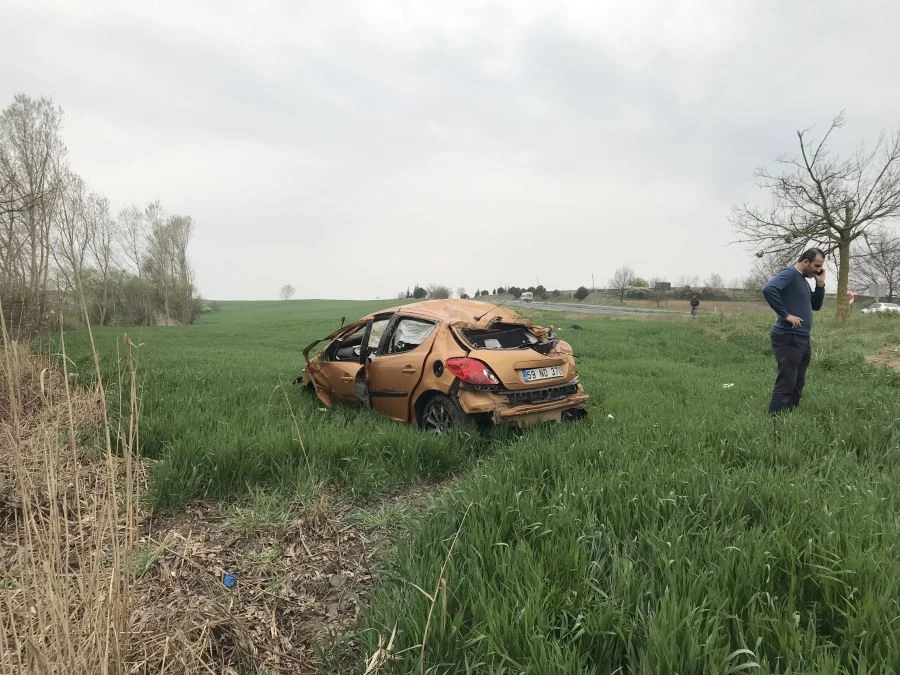 OTOMOBİL TARLAYA UÇTU: 1 ÖLÜ, 1 YARALI