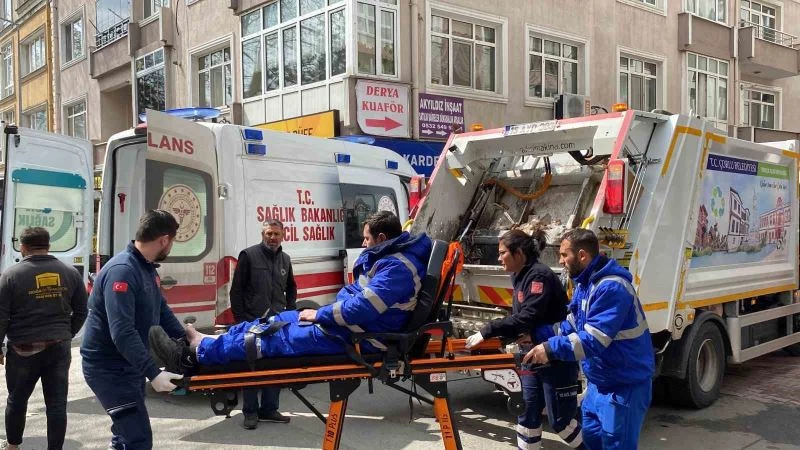ÇÖP KAMYONU İLE KAMYONET ÇARPIŞTI: BELEDİYE İŞÇİSİ YARALANDI