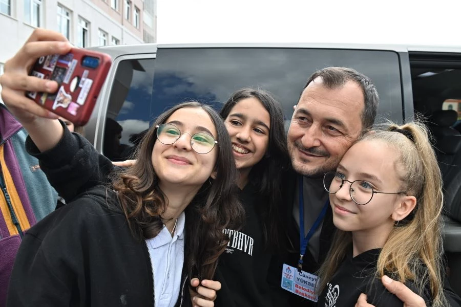 BAŞKAN YÜKSEL MESLEK TANITIM ŞENLİĞİNDE ÖĞRENCİLERLE BULUŞTU