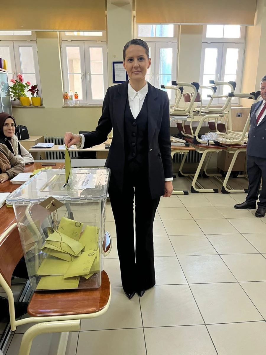 İYİ PARTİ İLÇE BAŞKANI ERSEÇKİN, OYUNU KULLANDI