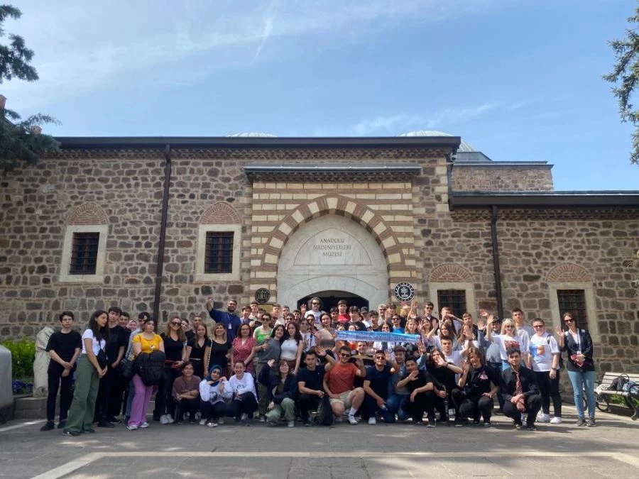 TİYATROCU GENÇLER ATA’NIN HUZURUNDA