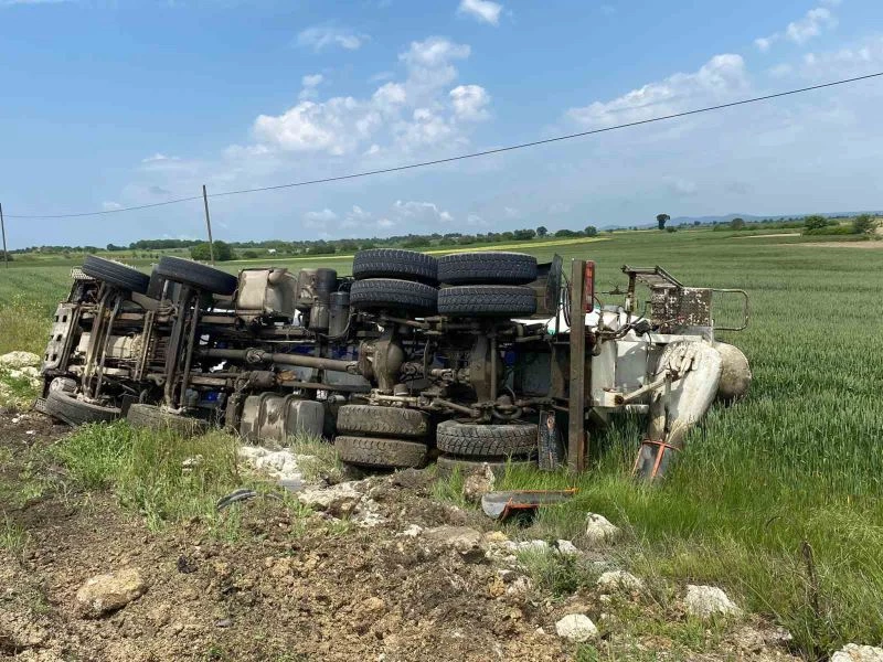 DİREKSİYONU KİLİTLENEN BETON MİKSERİ DEVRİLDİ