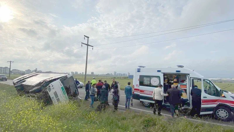 ÇORLU’DA İŞÇİ SERVİSİ ŞARAMPOLE YUVARLANDI: 6 YARALI