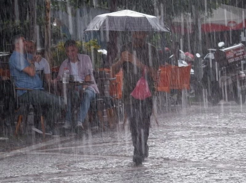 EDİRNE’DE SAĞANAK VATANDAŞLARA ZOR ANLAR YAŞATTI