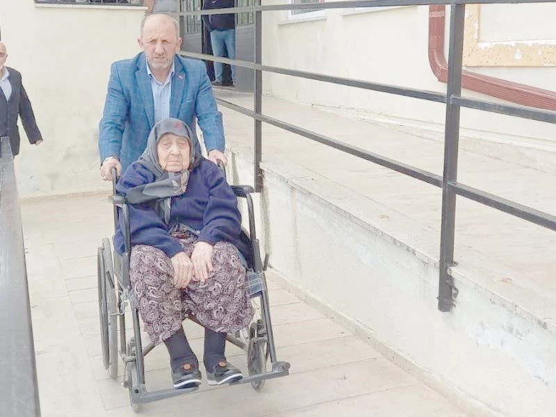 107 YAŞINDAKİ ASIRLIK ÇINAR SANDIK BAŞINA GİTTİ