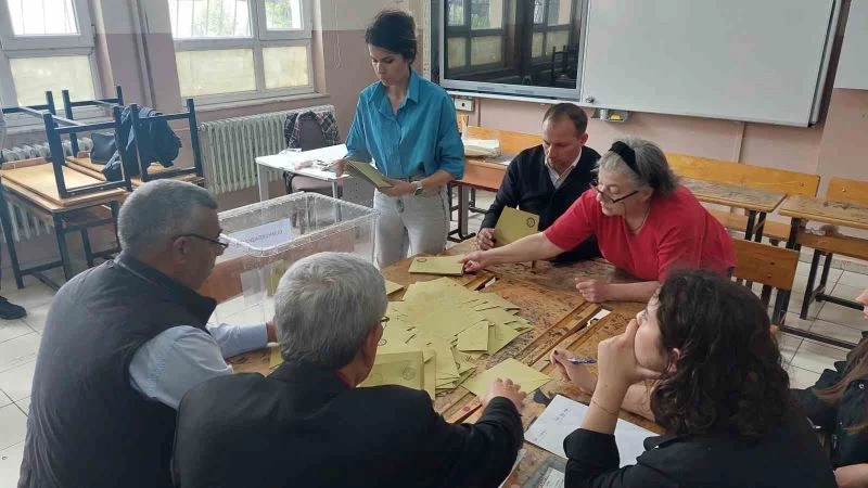 SANDIKLAR AÇILDI OYLAR SAYILIYOR