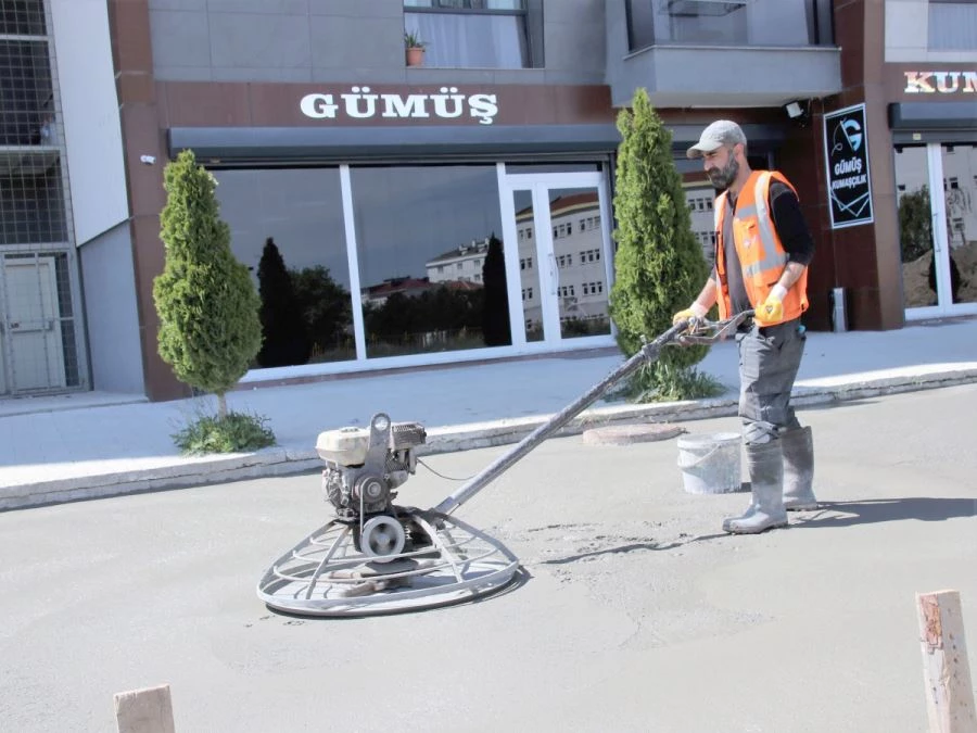 ULUÇINAR SOKAK’TA DEMİRLİ BETON YOL ÇALIŞMASI