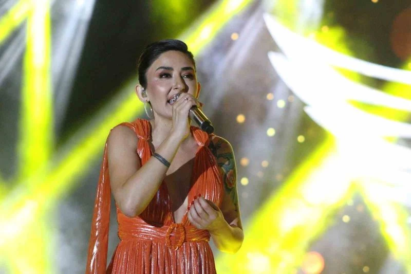 MELEK MOSSO SAHNEDEN HELALLİK İSTEDİ