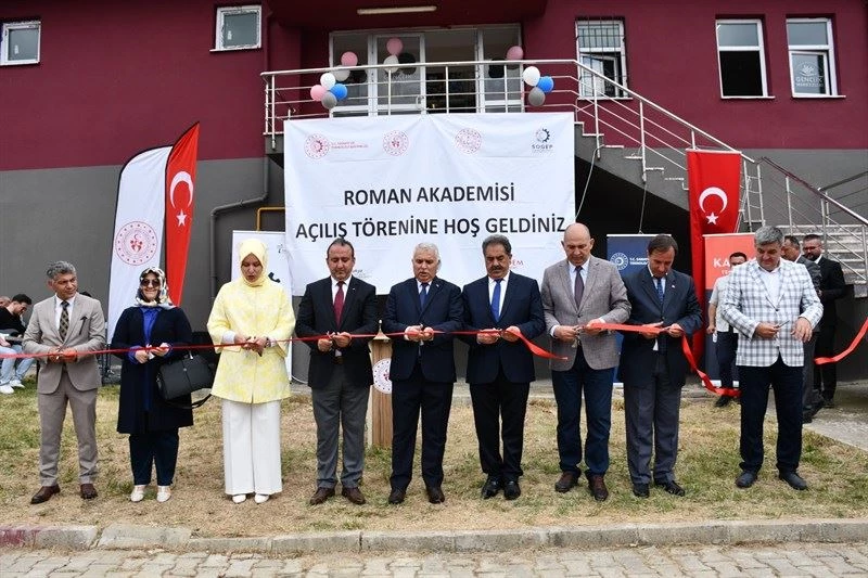 VALİ AZİZ YILDIRIM ROMAN AKADEMİSİ’NİN AÇILIŞINI YAPTI