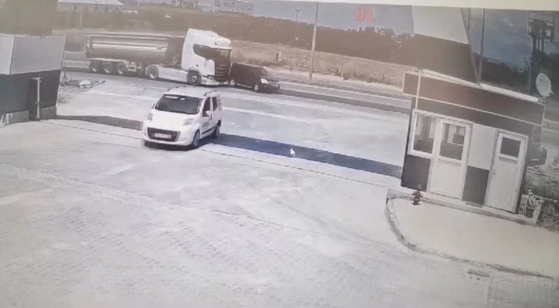 TIRIN ŞERİT DEĞİŞTİREN OTOMOBİLE ÇARPIP DEVRİLDİĞİ KAZA KAMERADA