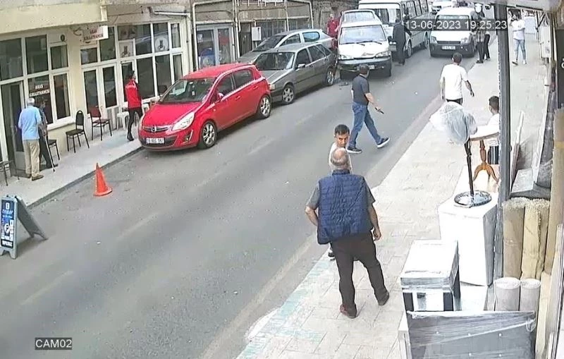 FREN BOŞALDI PARK HALİNDEKİ ARAÇLARA ÇARPARAK DURABİLDİ