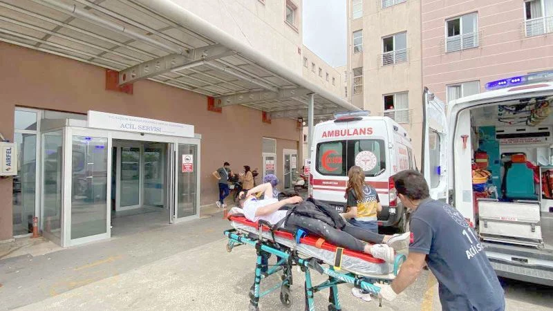 GERİ MANEVRA YAPAN OTOMOBİL ÖĞRENCİLERE ÇARPTI: 2 YARALI