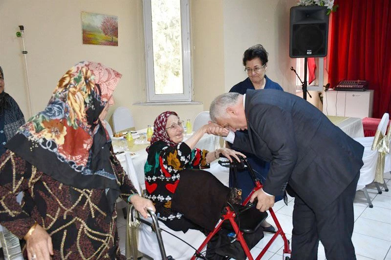 VALİ AZİZ YILDIRIM’DAN BABALAR GÜNÜ ZİYARETİ