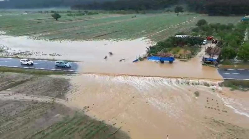 KEŞAN’DA TARIM ARAZİLERİ VE YOLAR SULAR ALTINDA KALDI