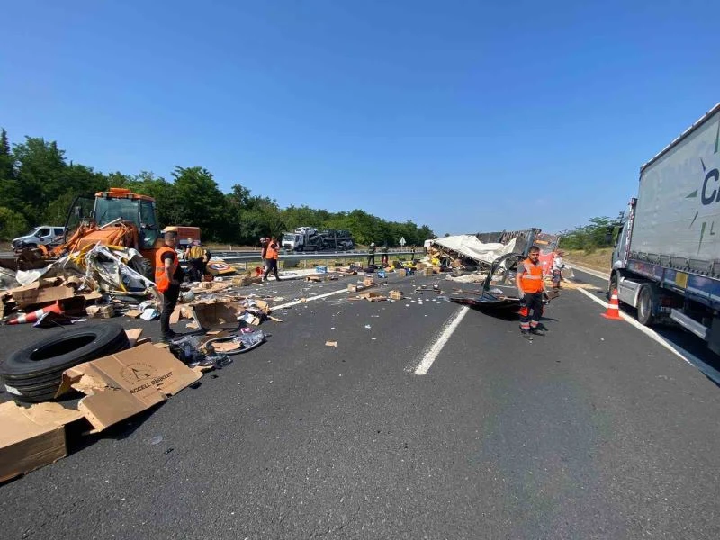 DEVRİLEN TIR İSTANBUL-EDİRNE OTOBANI’NI KAPATTI