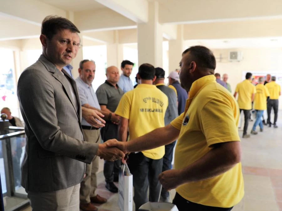 AKAY BELEDİYE PERSONELİYLE BAYRAMLAŞDI