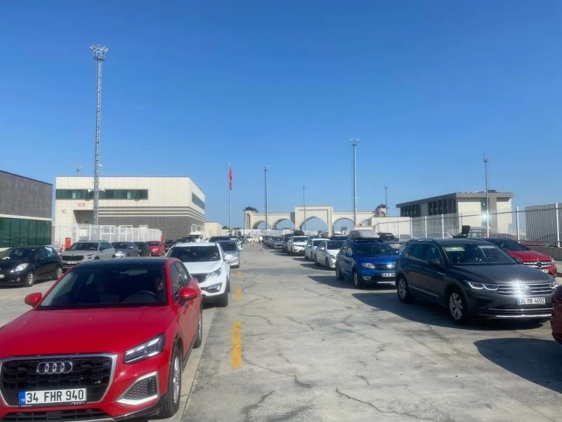 İPSALA SINIR KAPISI’NDA 10 KİLOMETRELİK ARAÇ KUYRUĞU