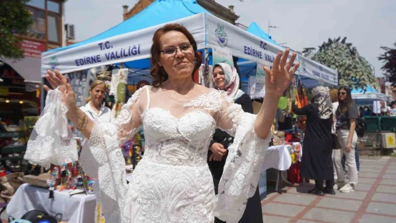 ÖZEL TASARIM DİKİLEN GELİNLİK SERGİNİN İLGİ ODAĞI OLDU