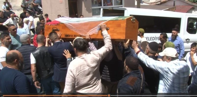 TÜFEKLE 11 YAŞINDAKİ ÇOCUK TARAFINDAN VURULAN GENÇ KIZ, TABUTUNA SARILAN DUVAKLA TOPRAĞA VERİLDİ