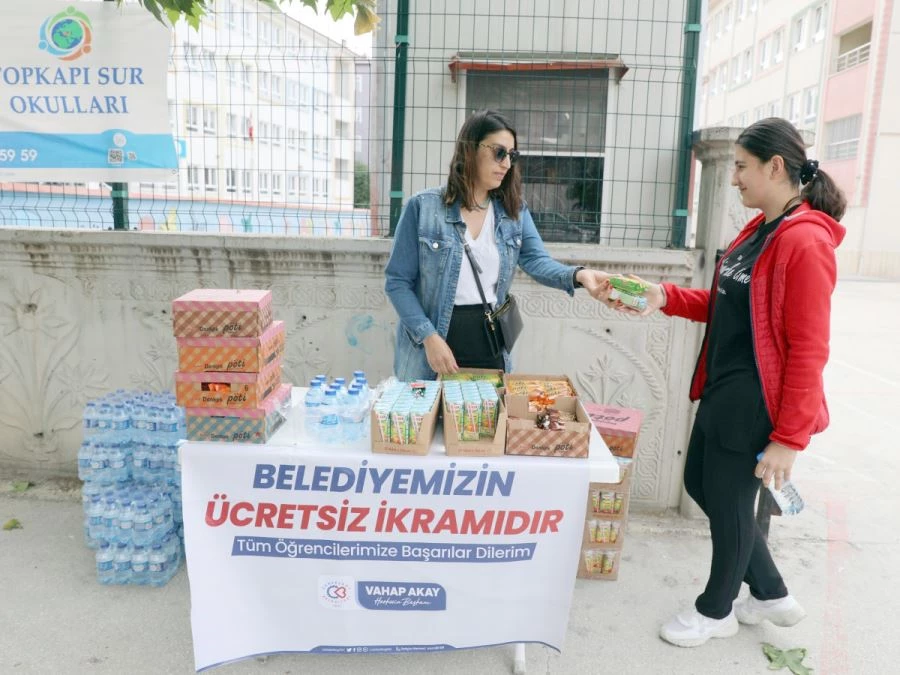 ÇERKEZKÖY BELEDİYESİ LGS SINAVINA GİREN ÖĞRENCİLERİ YALNIZ BIRAKMADI