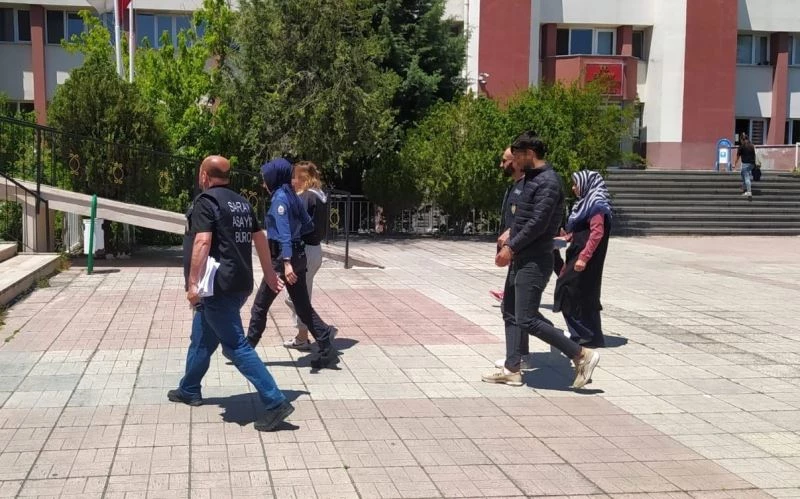 ŞÜPHE ÜZERİNE DURDURULAN KADIN TORBACI ÇIKTI