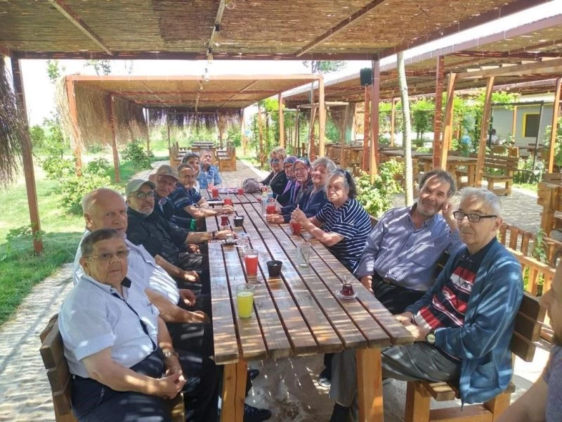 HUZUREVİ SAKİNLERİ ÇİLEK TOPLADI