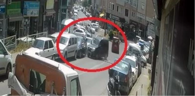 PARK HALİNDEKİ ARACA ZİNCİRLEME KAZA