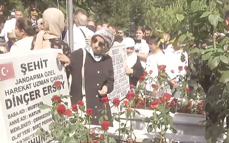 ŞEHİTLİĞE 15 TEMMUZ KARANFİLİ BIRAKTILAR