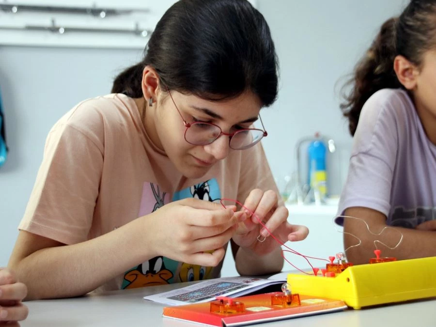 ÇERKEZKÖYLÜ ÇOCUKLAR YAZ TATİLİNİ DOLU DOLU GEÇİRİYOR