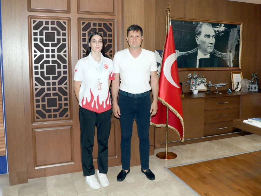 AVRUPA 3.’SÜ BEYZANUR’DAN BAŞKAN AKAY’A ZİYARET