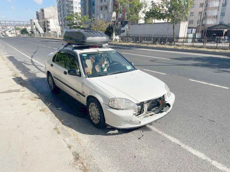 OTOMOBİLİN ÇARPTIĞI SOKAK KÖPEĞİNİN AYAKLARI KIRILDI