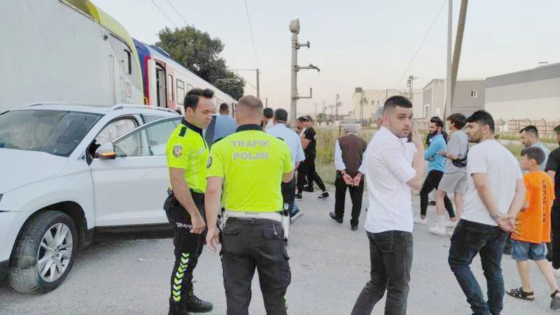 YOLCU TRENİ OTOMOBİLE ÇARPTI: SÜRÜCÜ YARA ALMADAN KURTULDU