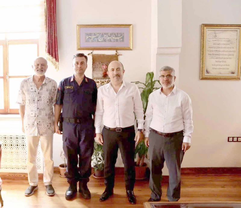 TAYİN OLAN DAİRE AMİRLERİNE PLAKET