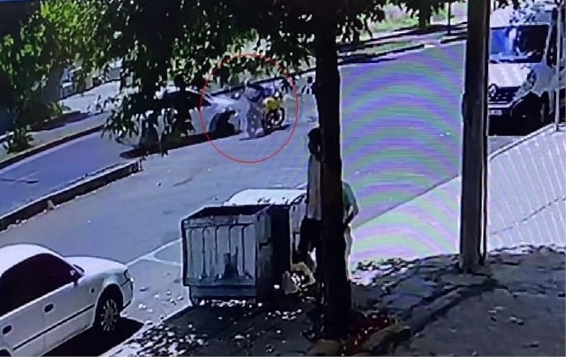 MOTOSİKLETİN SAĞDAN GEÇMEK İSTEDİĞİ OTOMOBİLLE ÇARPIŞTI