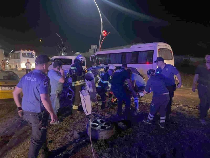 İKİ ARACIN KAFA KAFAYA ÇARPIŞTIĞI KAZADA TAKSİNİN MOTORU FIRLADI: 3 YARALI