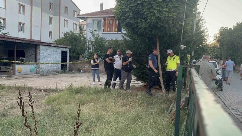 KÖTÜ KOKULARIN GELDİĞİ ALANDA CANSIZ BEDENİ BULUNDU