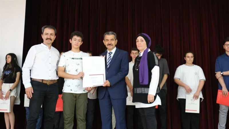LGS’DE YÜZDE 1’LİK DİLİME GİREN 42 ÖĞRENCİYE TEŞEKKÜR BELGESİ