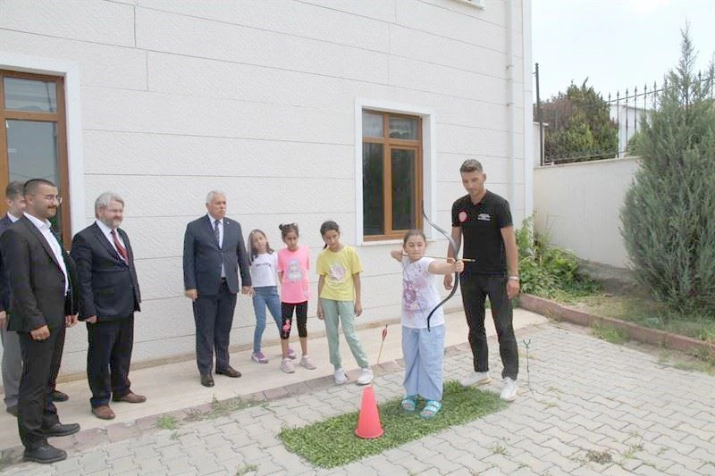 YAZ OKULU ÖĞRENCİLERİ OK ATMASINI ÖĞRENİYOR