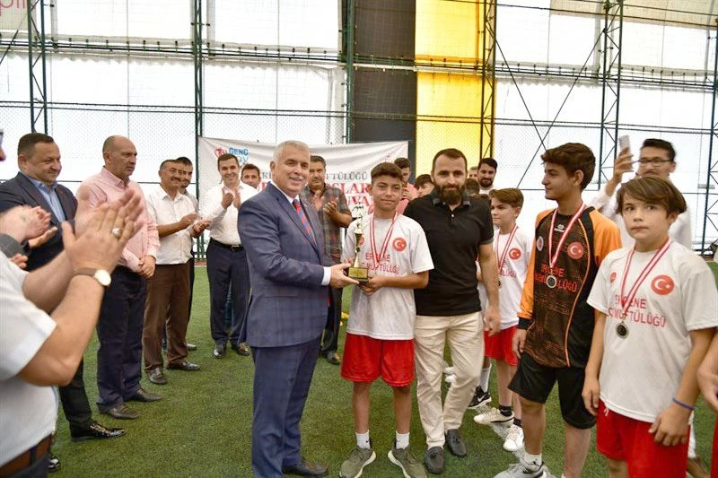 KUR’AN KURSU’NUN TURNUVASI’NDA KUPA VALİ YILDIRIM’DAN