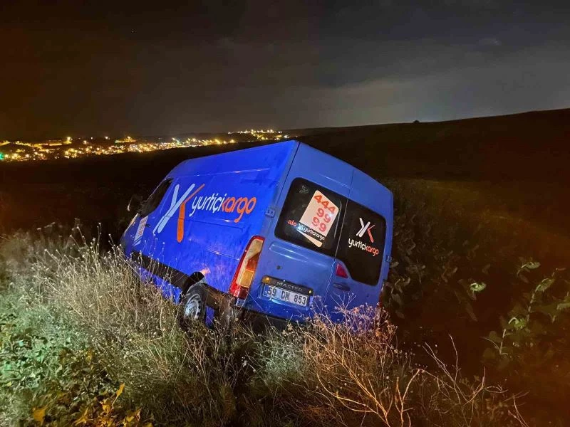 KARGO ARACI TARLAYA UÇTU