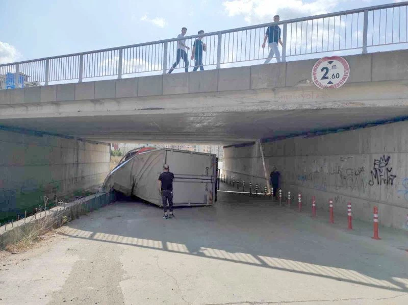 YÜKSEKLİĞİ HESAPLAYAMADI, KÖPRÜYE TAKILDI