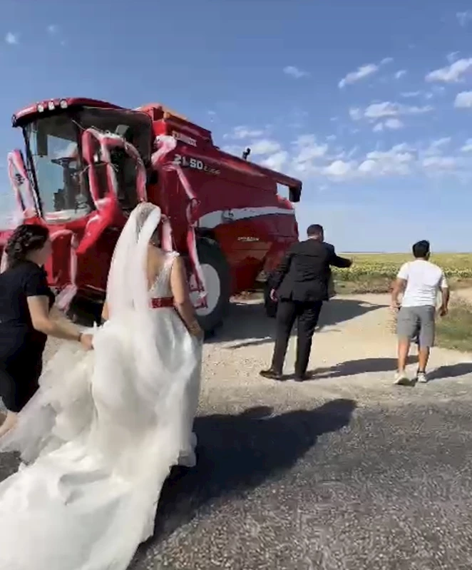 GENÇ ÇİFTÇİ, DÜĞÜNÜNDE BİÇERDÖVERİ GELİN ARABASI YAPTI