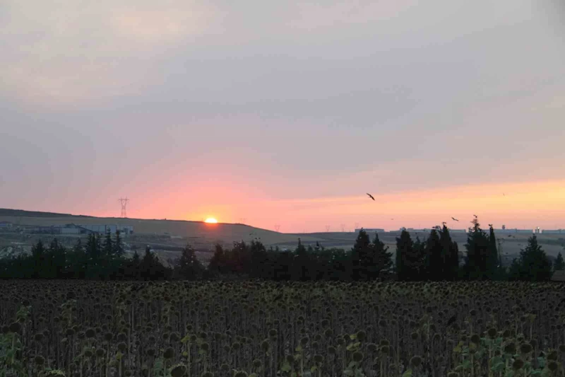 ÇORLU’DA GÜNBATIMI MANZARASI GÖRENLERİ HAYRAN BIRAKTI