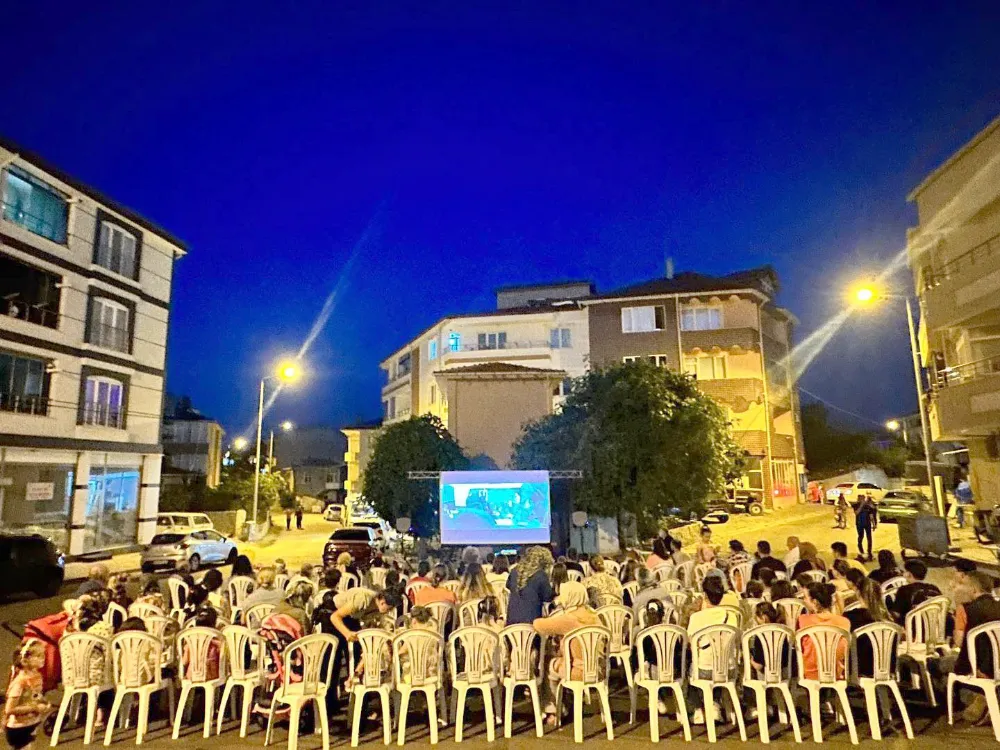  AÇIK HAVADA YAZ SİNEMASI